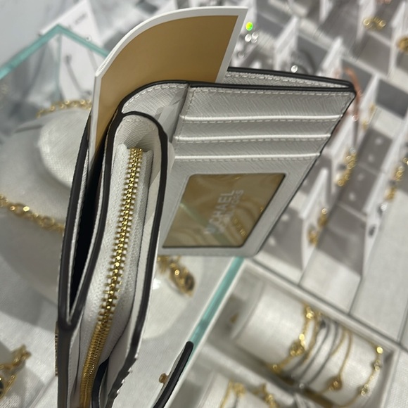 Michael Kors Medium Saffiano Leather Bifold Wallet Optic White
NWT - Picture 9 of 16